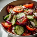 Gurkensalat mit Tomaten und roten Zwiebeln