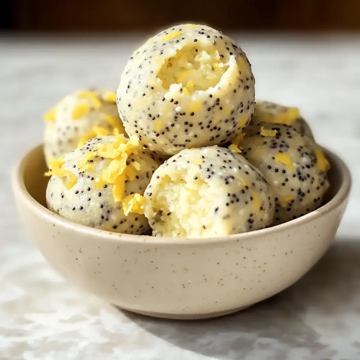 Keine-Bake Zitronen Mohnsamen Proteinbällchen