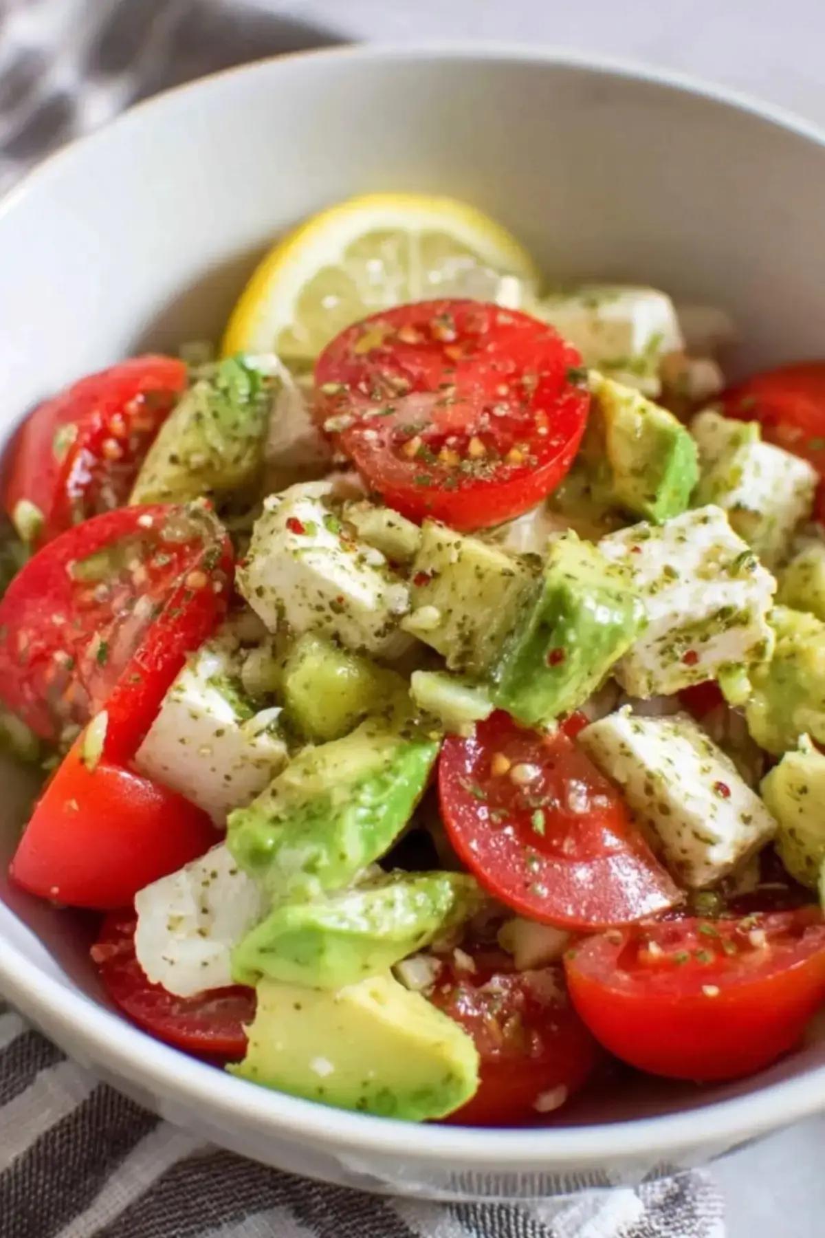 Avocado Salat mit Feta Tomaten
