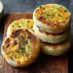 Cheddar Scallion English Muffins Rezept