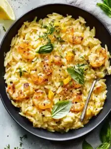 Ein-Pfanne Cremiger Mais Orzo mit Garnelen