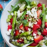 Erdbeer Spargel Salat mit Feta und Pinienkernen