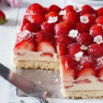 Erdbeerkuchen vom Blech mit Pudding