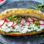 Frischkäse-Sandwich mit Radieschen und Kresse