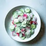 Gurken Radieschen Salat mit Sour Cream