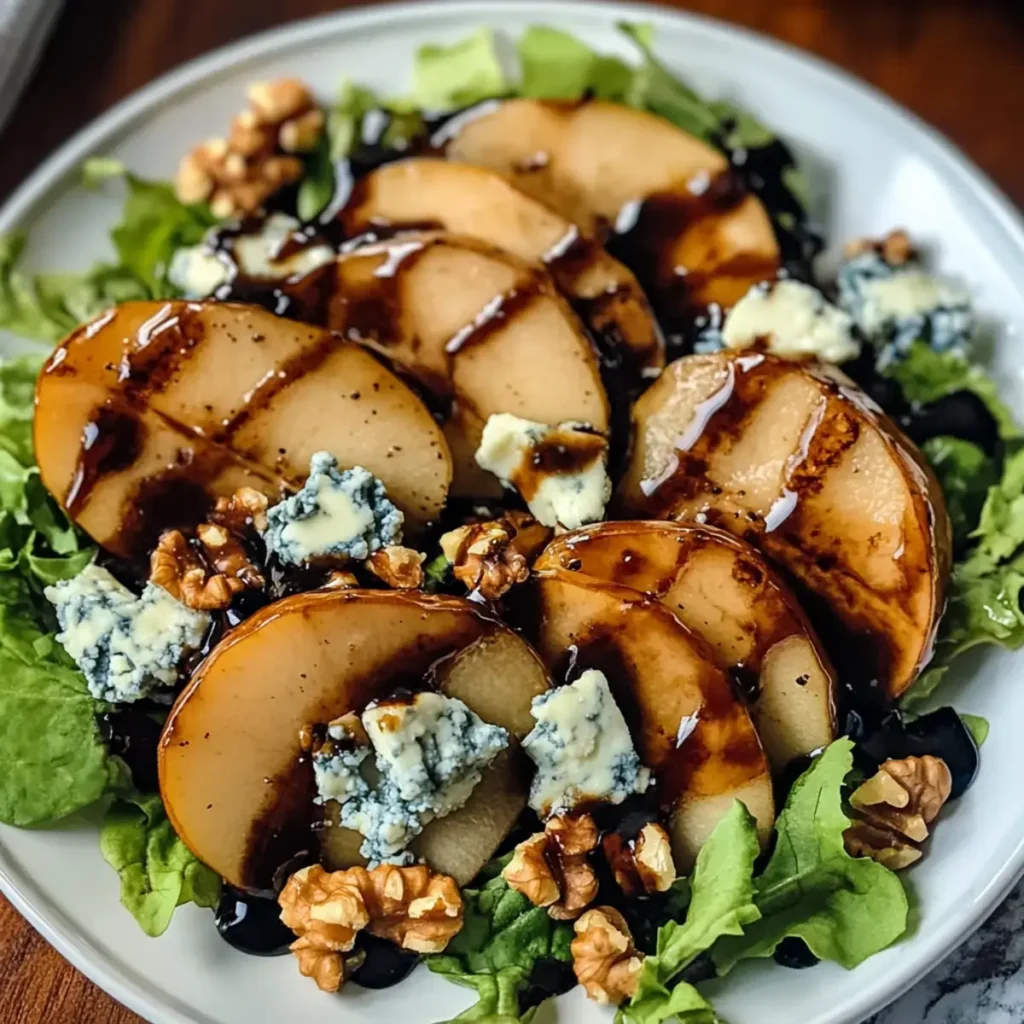Karamellisierte Birnen und Blauschimmelkäse Salat