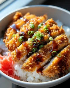 Unwiderstehliche Katsu-Bowls mit Hähnchen und Tonkatsu-Sauce