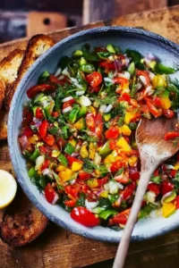 Frischer Löffelsalat mit Tomaten, Paprika, Gurke und Limetten-Vinaigrette