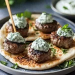 Mini Griechische Fleischbällchen mit Tzatziki auf Pita