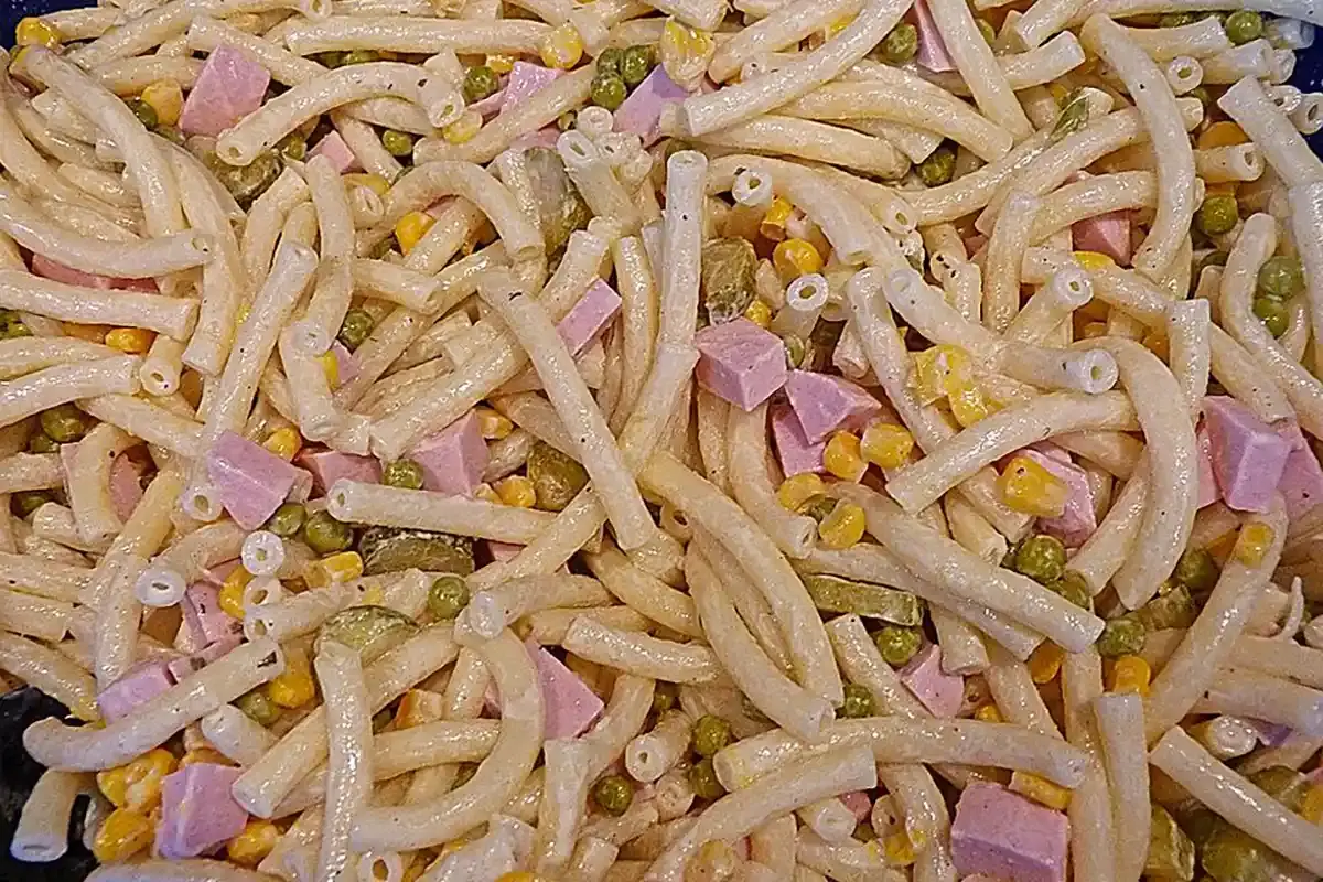 Nudelsalat mit Fleischwurst und Ei