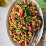 Nudelsalat mit rotem Pesto
