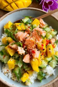 Frischer Reissalat mit Lachs und Mango