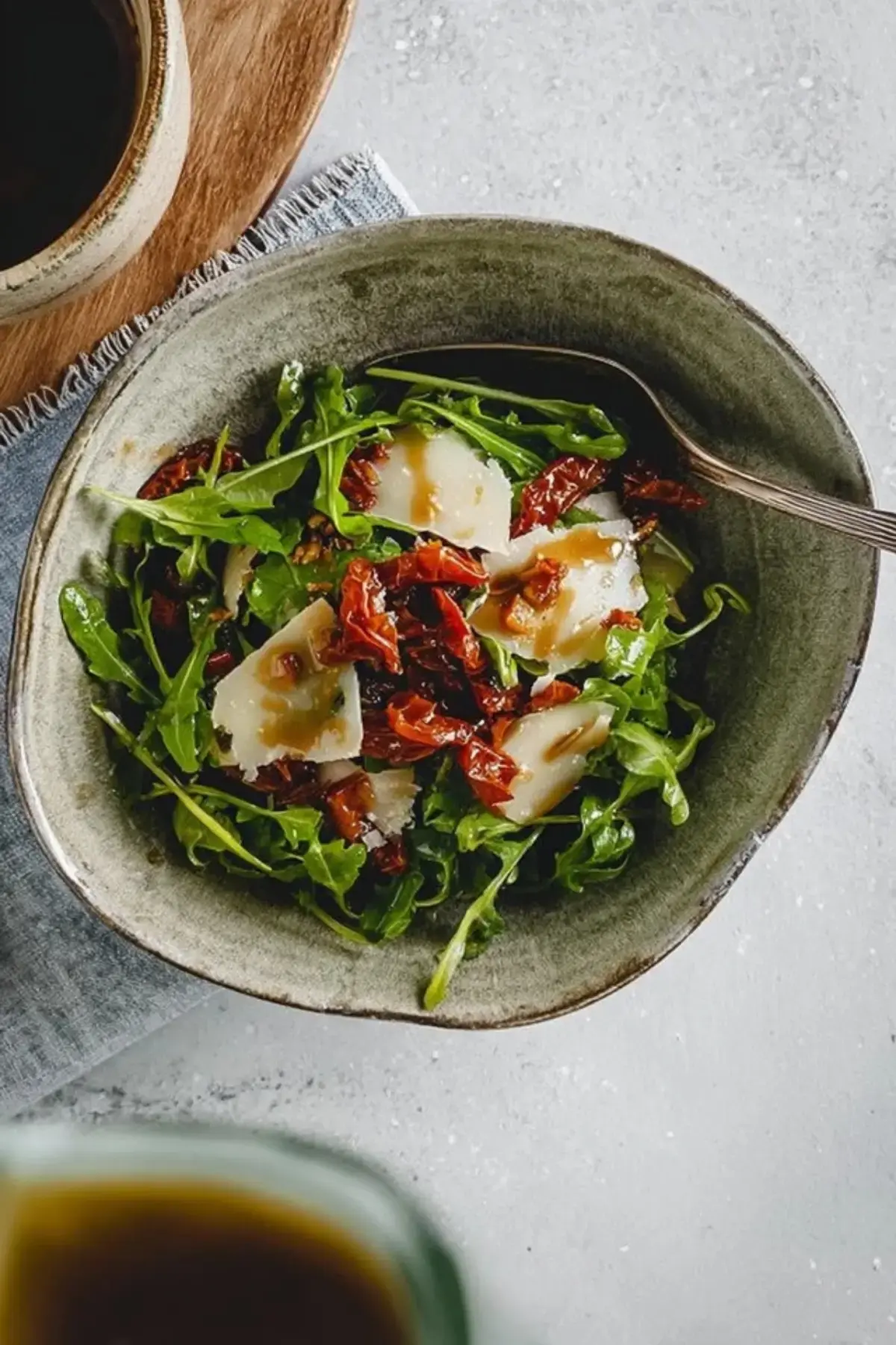 Rucola Salat mit getrockneten Tomaten und Parmesan