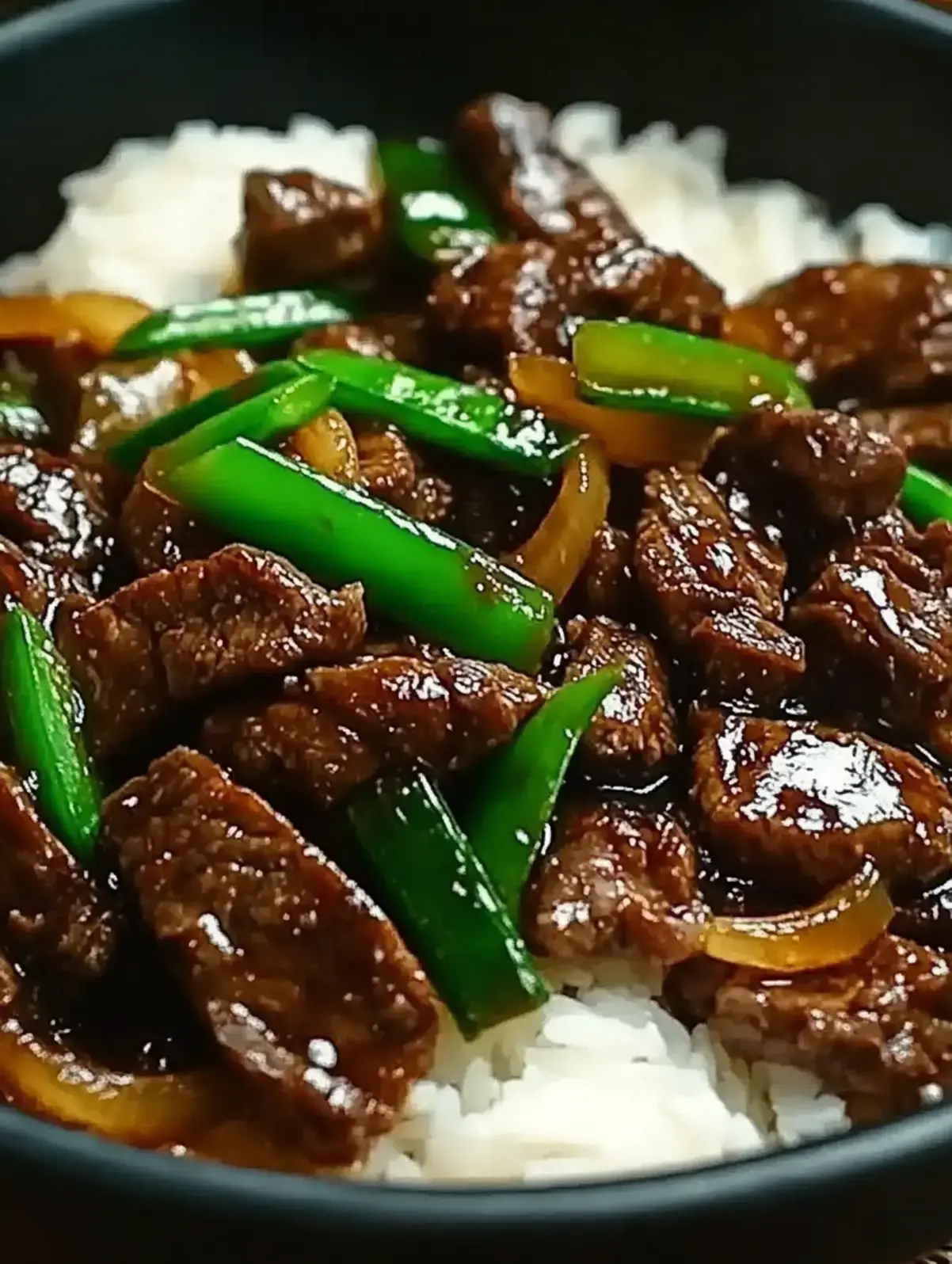 Schnelles Chinesisches Rindfleisch mit Zwiebeln Pfannengericht