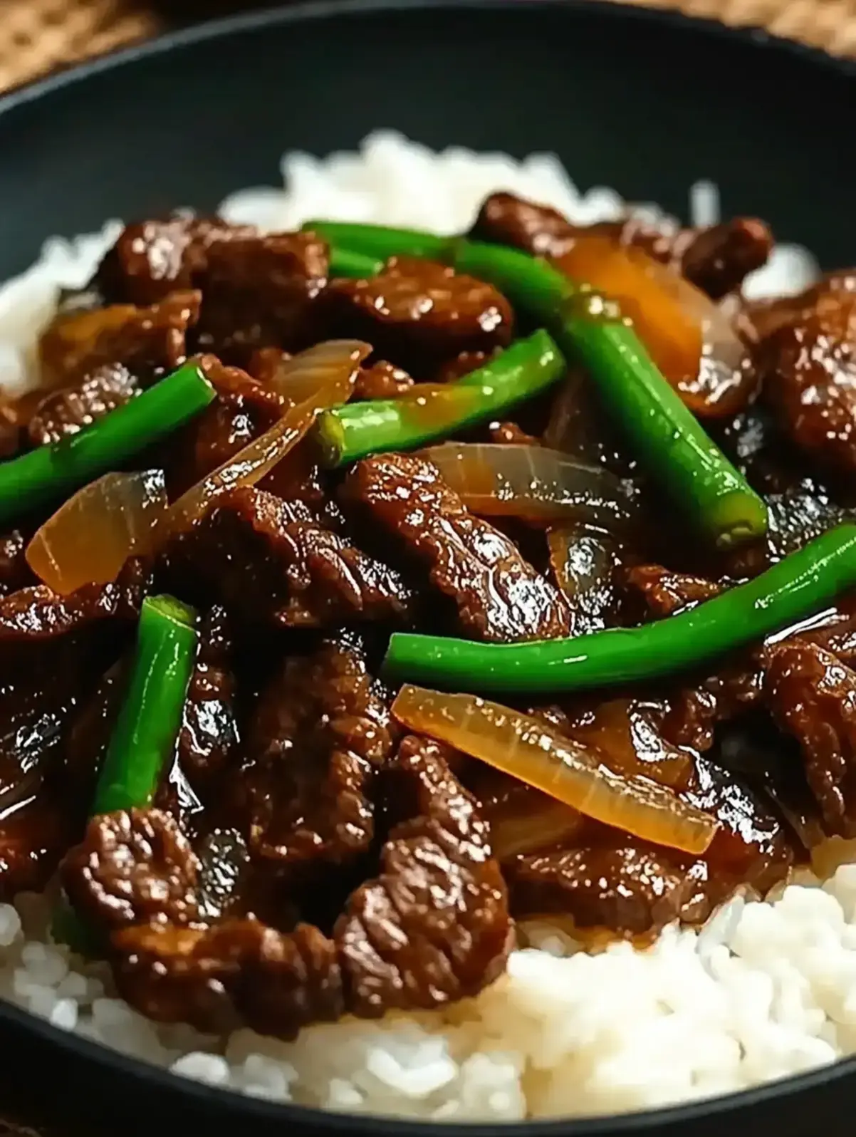 Schnelles Chinesisches Rindfleisch mit Zwiebeln Pfannengericht