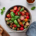 Sommerlicher Brotsalat mit Tomaten