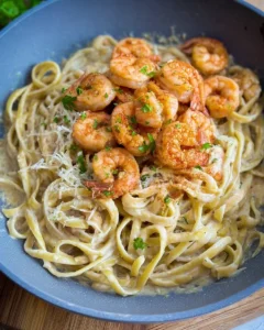 Spaghetti mit Garnelen in cremiger Alfredo Sauce