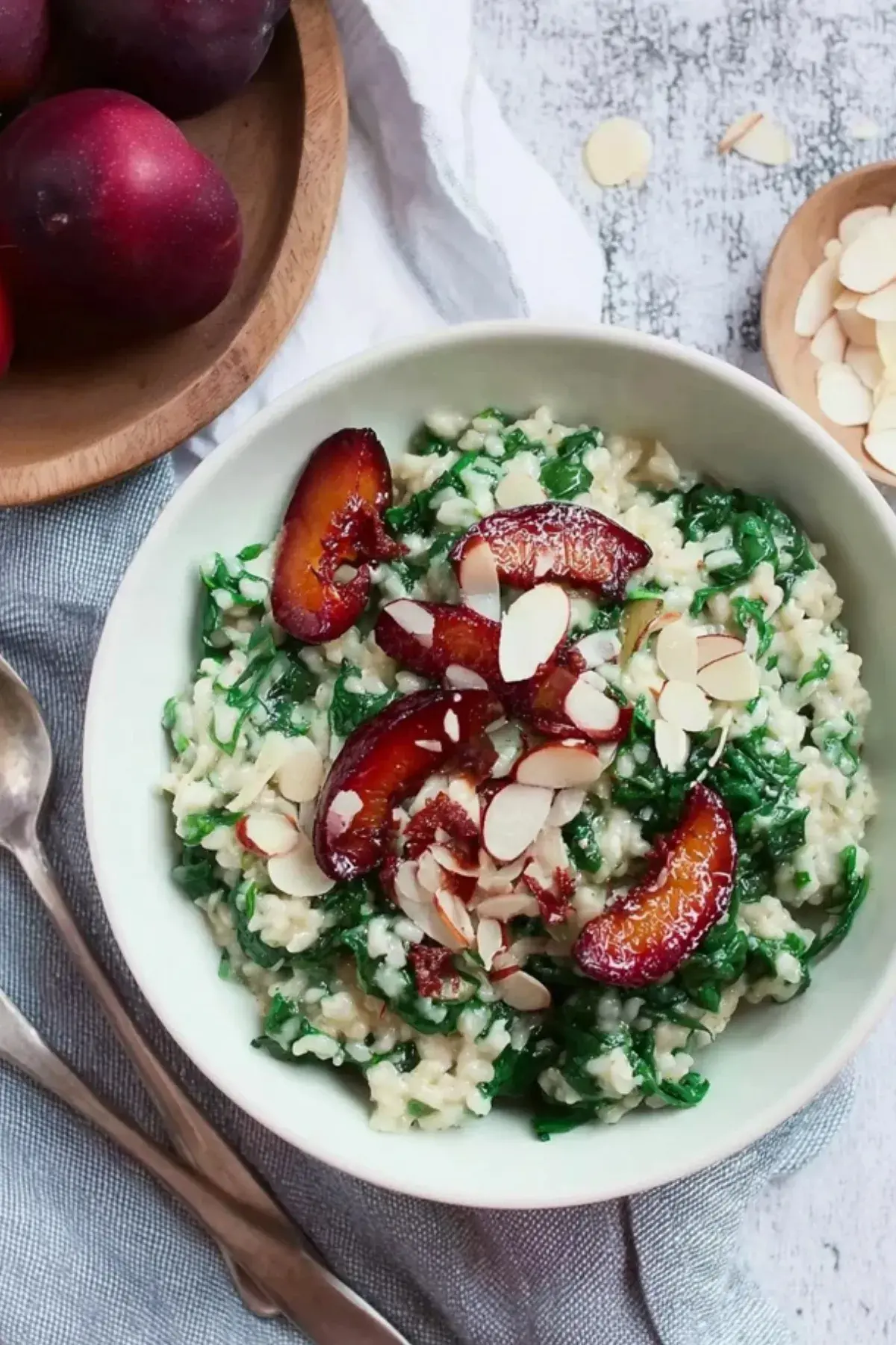 Spinat Gorgonzola Risotto mit Mandelpflaumen