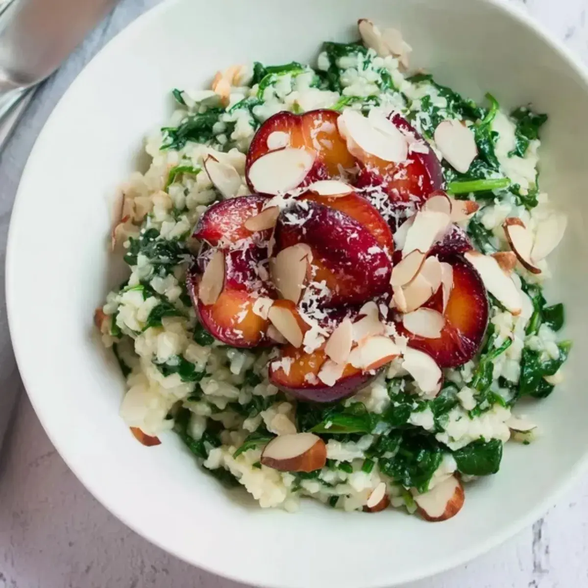Spinat Gorgonzola Risotto mit Mandelpflaumen