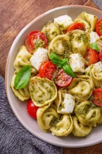 Schneller Tortellini Salat mit Pesto