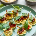Vegetarische Tortellini Spieße mit Pesto