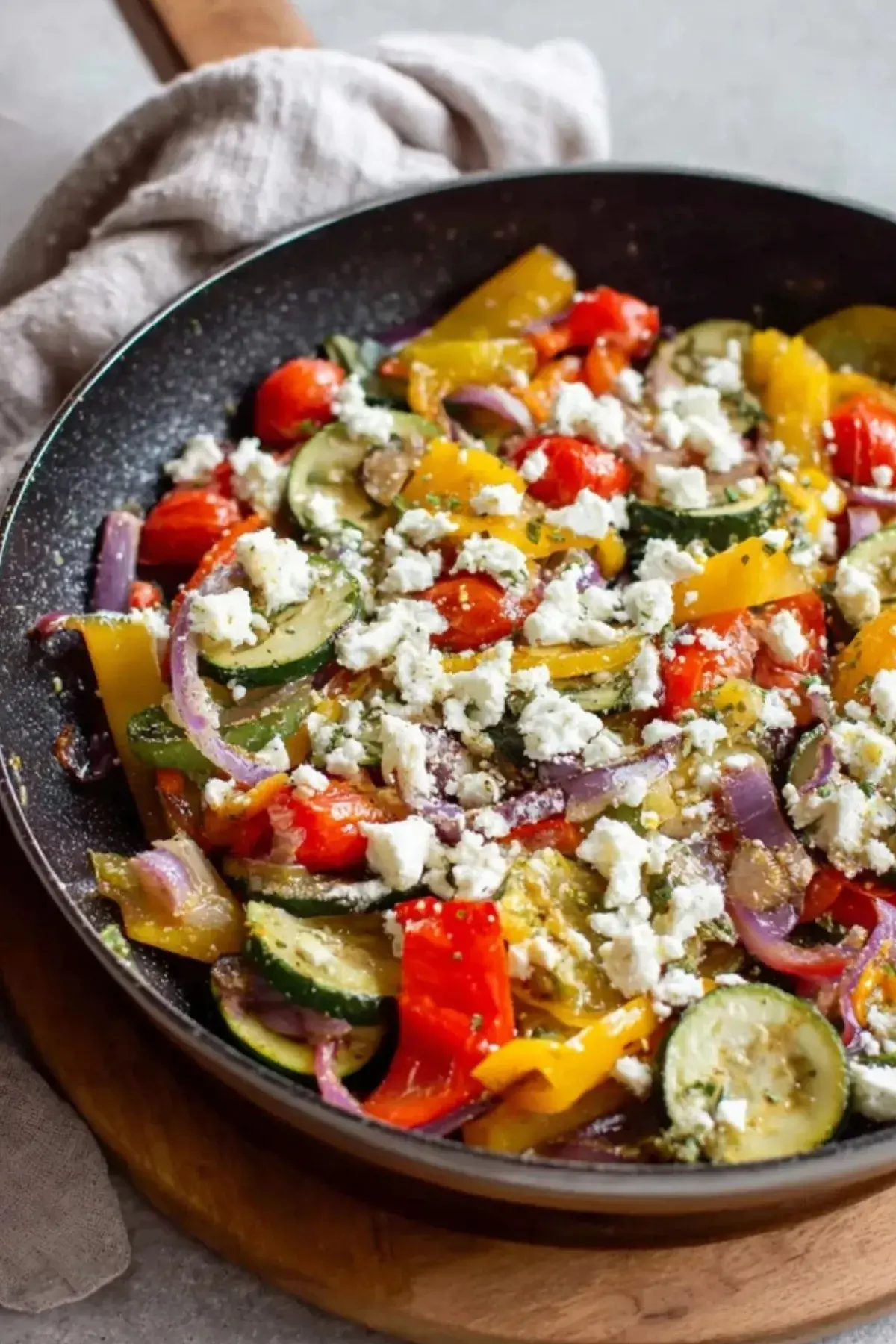 bunte Gemüsepfanne mit Feta