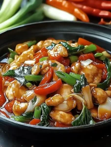 Saftige Chinesische Hähnchenpfanne mit Spitzkohl und Zwiebel