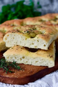 Klassische Focaccia mit Rosmarin, Tomaten und Oliven