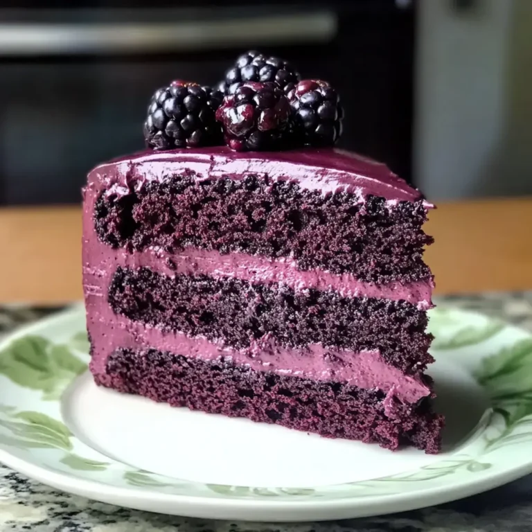 Schwarzer Johannisbeer-Velvet-Kuchen