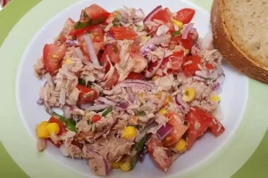 Frischer Thunfisch-Tomaten-Salat