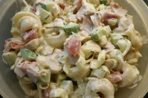 Fruchtiger Tortellinisalat mit Schinken und Ananas