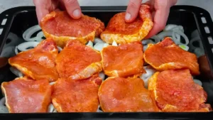 Einfaches Gebackenes Schweinefleisch mit Champignons und Tomaten-Letscho-Sauce