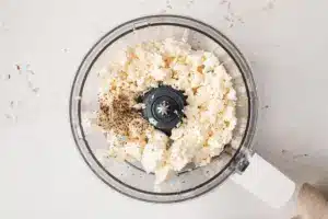 Cremiger geschlagener Feta-Dip mit Balsamico-Erdbeeren
