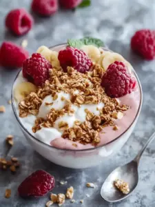 Gesunde Protein-Joghurt-Schüssel für einen energiereichen Start