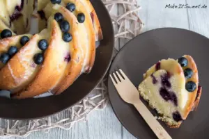 Saftiger Gugelhupf mit Blaubeeren, Zitrone und Buttermilch