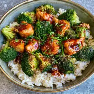 Hähnchen-Brokkoli-Reis-Pfanne mit Teriyaki-Sauce