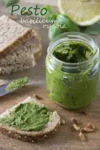 Basilikum-Rucola-Pesto mit Pinienkernen