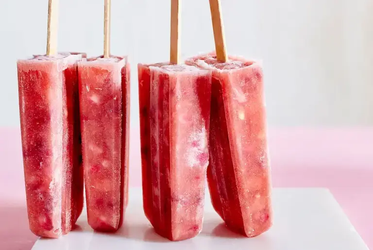 Wassermelonen-Granatapfel-Eis am Stil