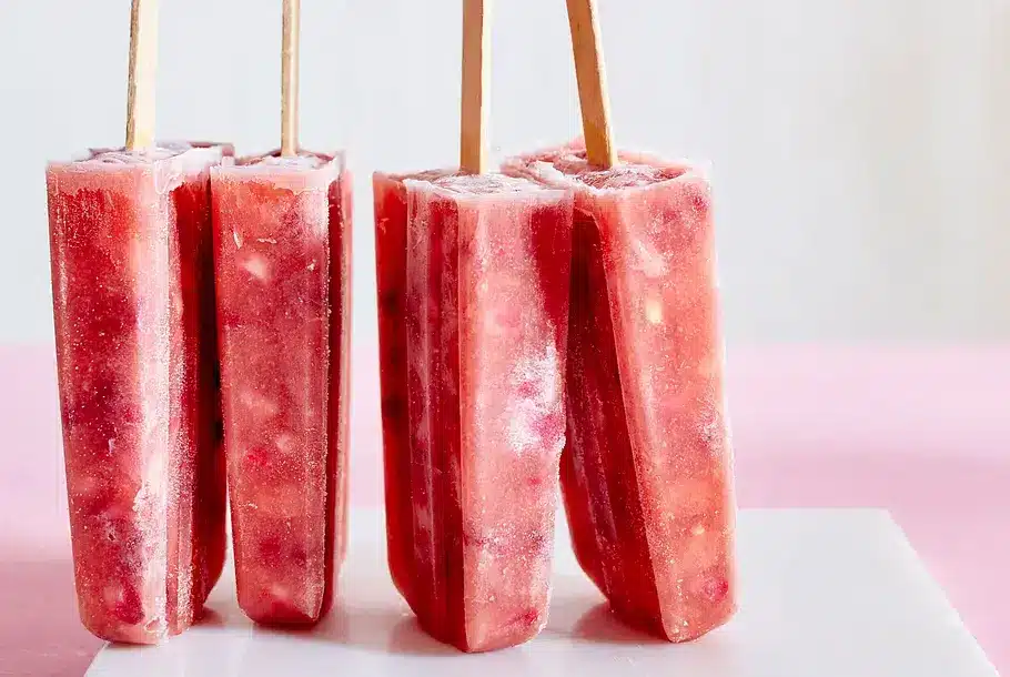 Wassermelonen-Granatapfel-Eis am Stil