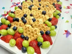 Bunte Waffelplatte mit Obst – Das perfekte Fingerfood für Kinder
