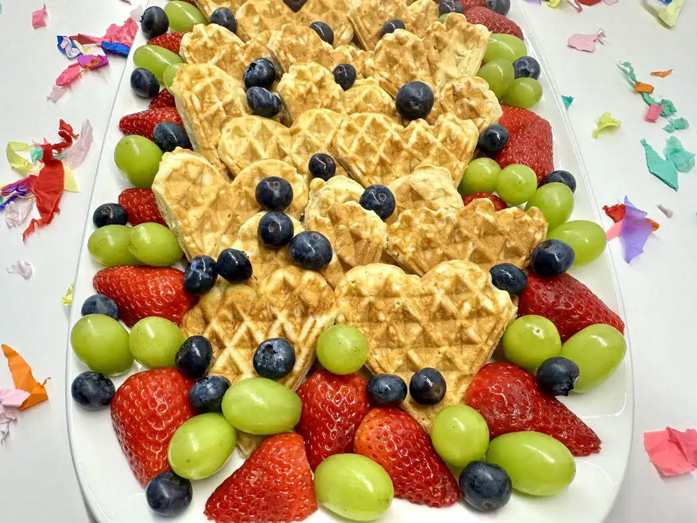 bunte waffelplatte mit obst