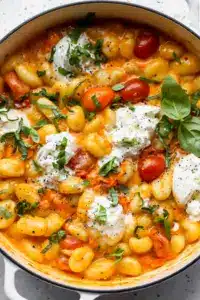 30 Minuten cremige Tomaten-Gnocchi mit Burrata