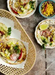 Proteinreicher Quinoa-Salat mit Erdnuss-Dressing