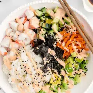 Einfache Sushi-Schüsseln im kalifornischen Stil