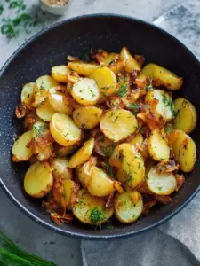 Knusprige Bratkartoffeln aus gekochten Kartoffeln mit karamellisierten Zwiebeln