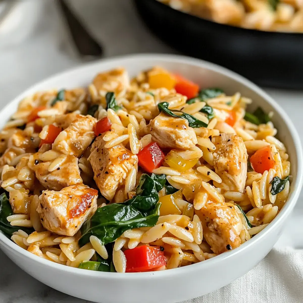 Cajun-Hühnchen-Orzo mit Spinat