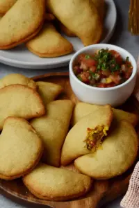 Knusprige vegane Empanadas mit Kartoffel-Linsen-Füllung