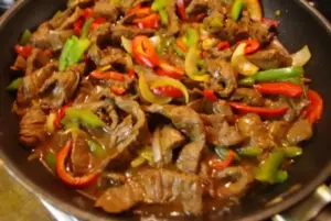 Herzhafte Rindfleischpfanne mit Kirschtomaten