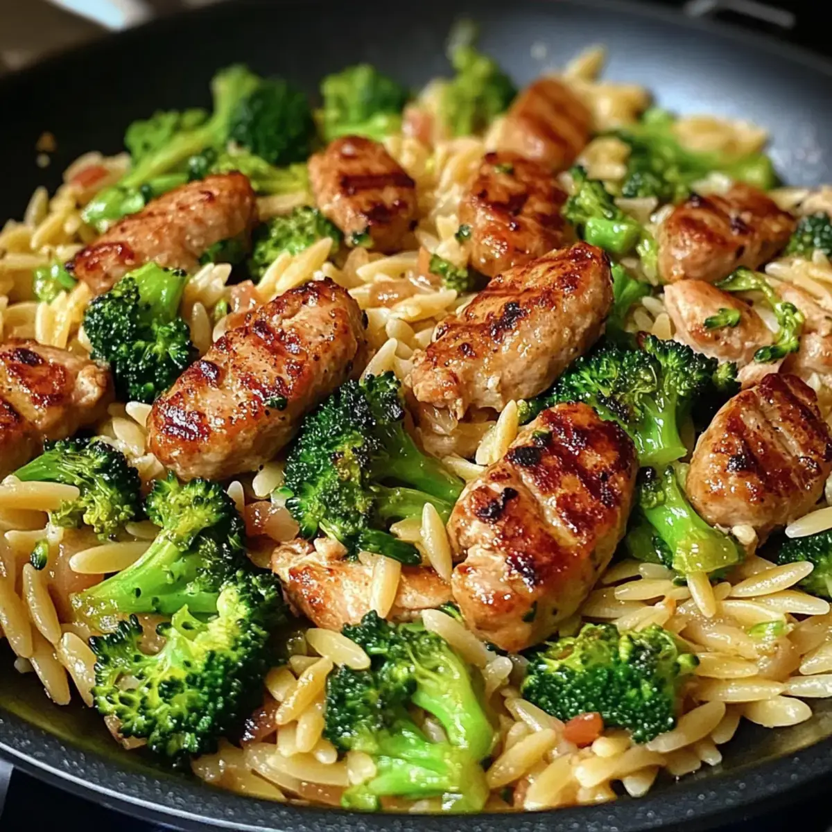 Hühnchenwurst, Brokkoli und Orzo-Pfanne schnell zubereiten 2 Hühnchenwurst Brokkoli Orzo Pfanne
