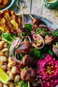 Lammspieße mit weißen Bohnen und Rote Bete Creme